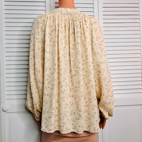 VINCE Yellow Smocked Silk Floral Button Down Blouse Size Medium - Picture 9 of 10